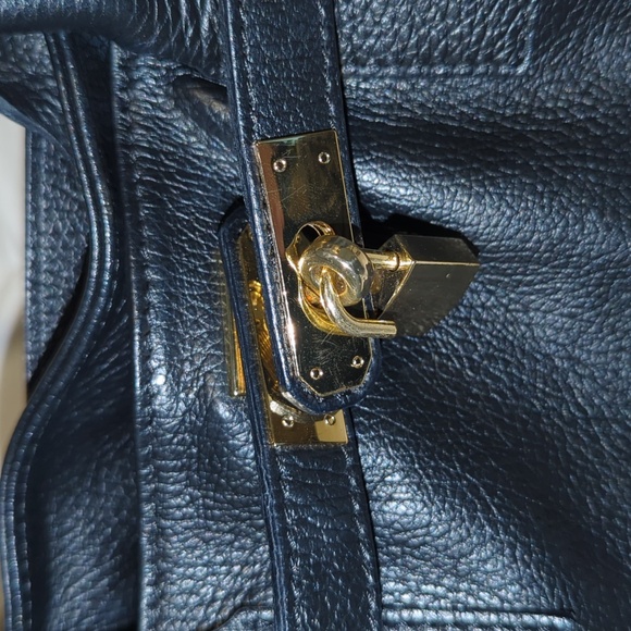 Elegant Black Leather Handbag - Picture 6 of 8